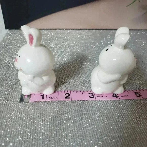 Bunny Salt and Pepper Shakers - Picture 4 of 7